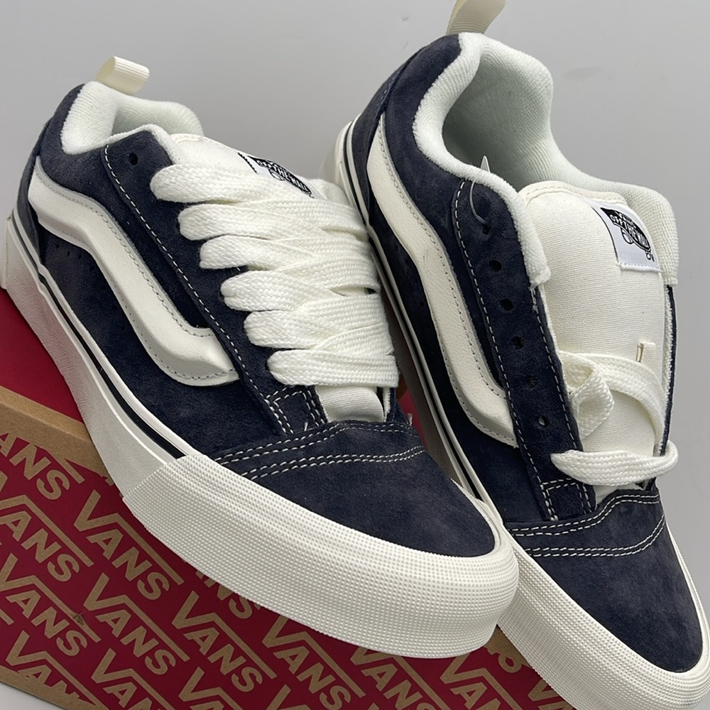 Vans WMNS Gray and White Sneakers Knu Skool
Pig Suede Gray
VN000CS0BGF - Picture 8 of 16